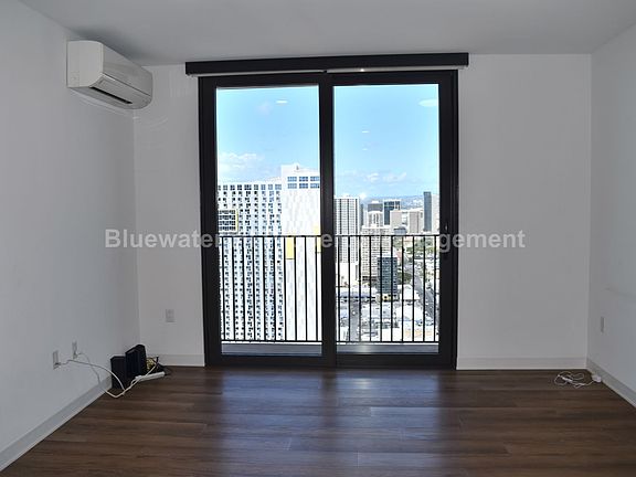 3rd image of 987 Queen St #3805
