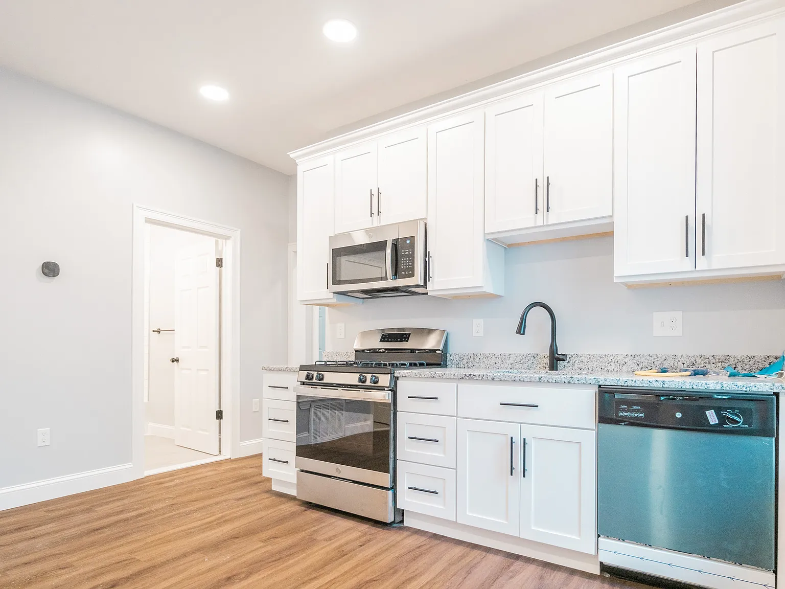 4 bed, 2.0 bath, $4,000 — Photo 2