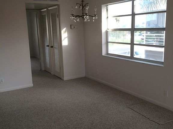 4th image of 607 Burgundy St #M