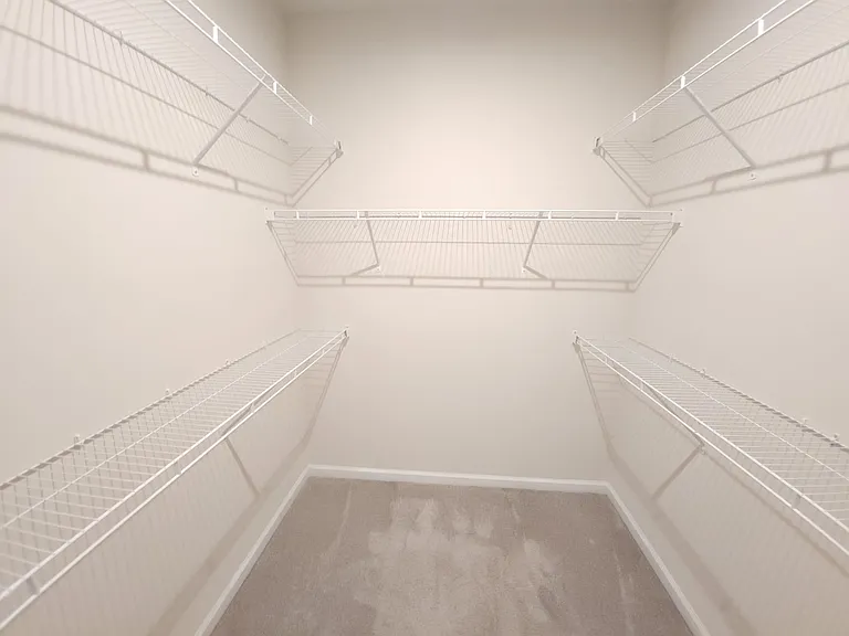 MASTER ROOM HAS WALKING CLOSET !! GREAT SPACE