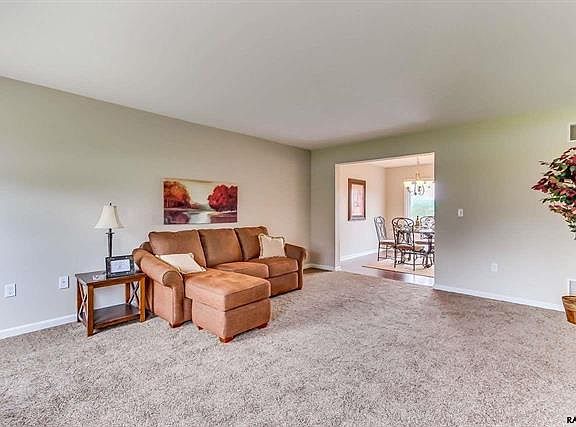 3rd image of 17 Saddlebrook Dr