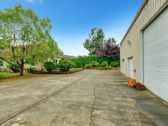 4th image of 24124 Roberts Dr