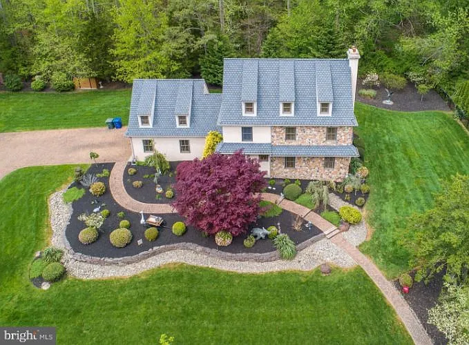 40 Horner Ln photo 1