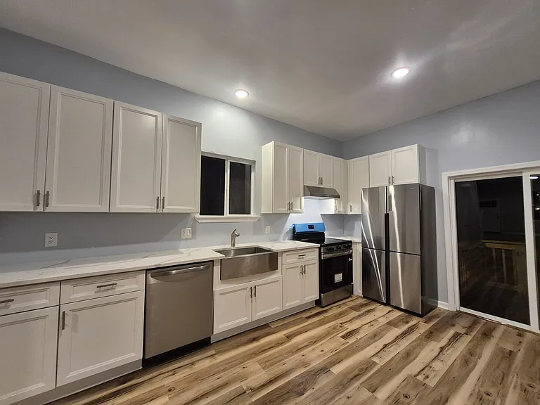 421 Ridgeway St — Photo 2