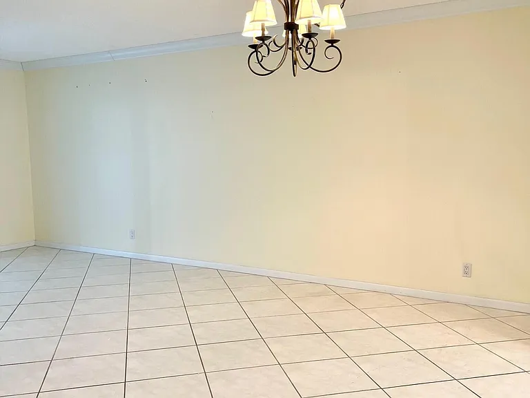 105 Oxford Ct #105-500 — Photo 5