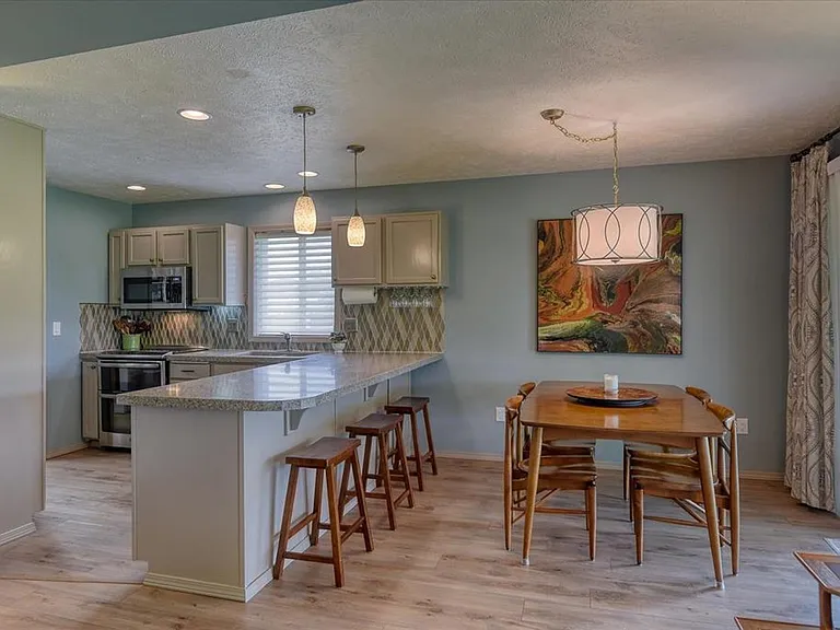 311 S Calvin Ln — Photo 8