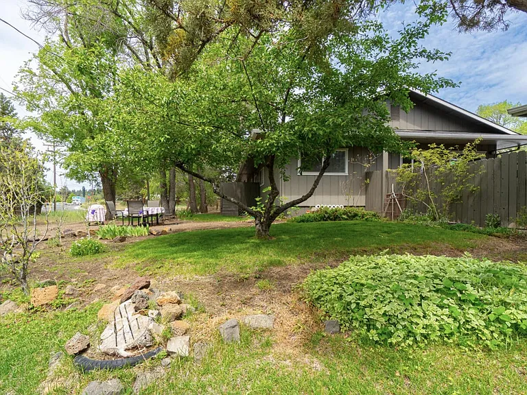 475 NE Underwood Ave — Photo 14