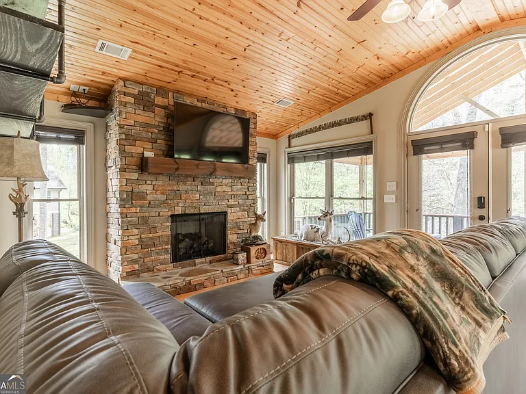 597 Meadow Brook Ln — Photo 26