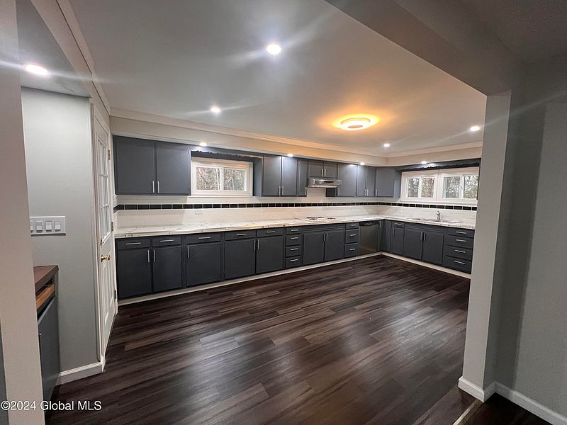 4th image of 165 Daniel Street