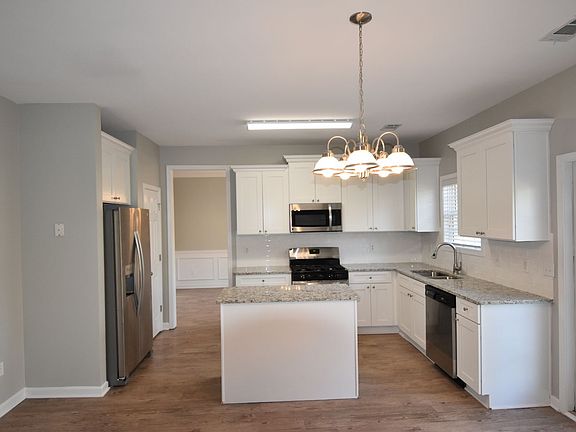 5th image of 908 Lakeside Ct