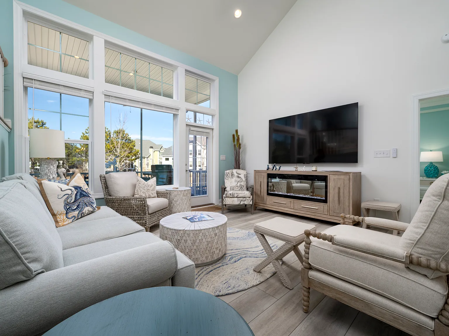 5 bed, 3.5 bath, 3200 sqft, $3,200 — Photo 2