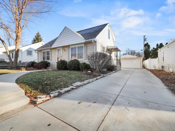 242 N 112th St, Wauwatosa, WI 53226
