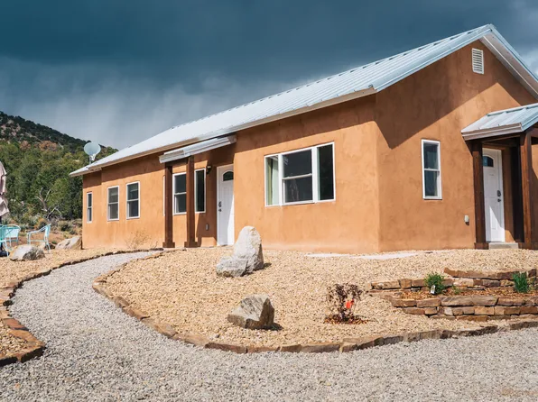 37 Mustang Ln, Ranchos De Taos, NM 87557