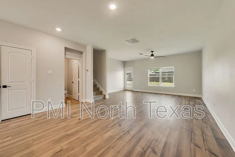 5 bed, 2.5 bath, 2703 sqft, $2,450 — Photo 4