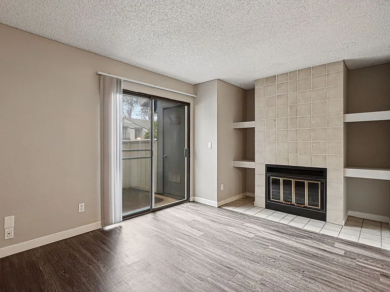 Ellington Apartments — Photo 29