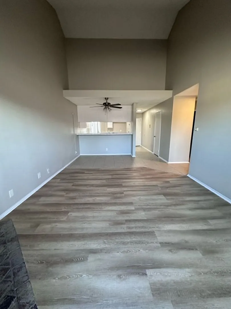 1725 Daly-Gardenia Apartments — Photo 3