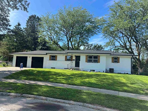 2nd image of 10 Fair Ridge Cir