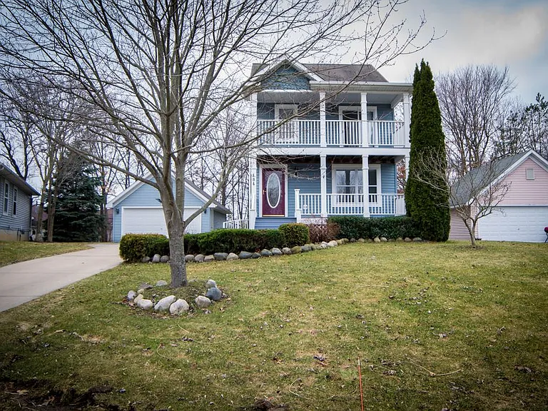 484 Waverly Cmns — Photo 2