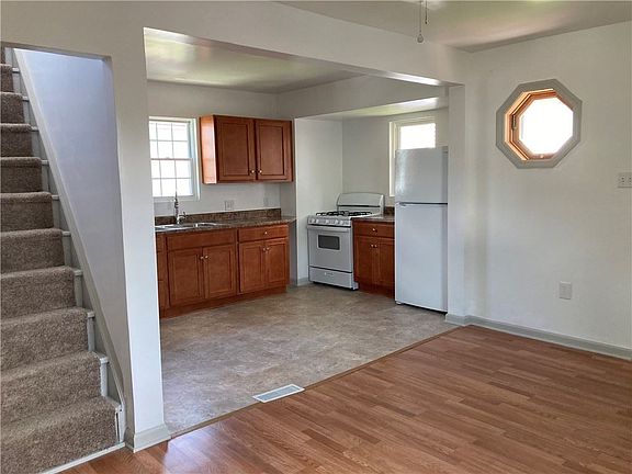 5th image of 913 Evans St