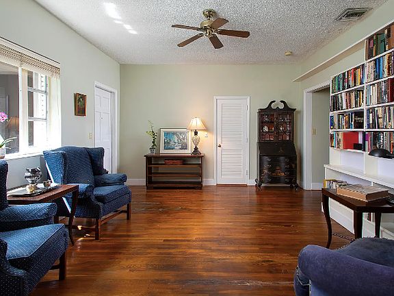 LIVING ROOM / LIBRARY