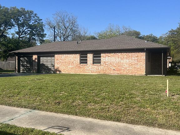 2nd image of 201 Forest Oaks Ln