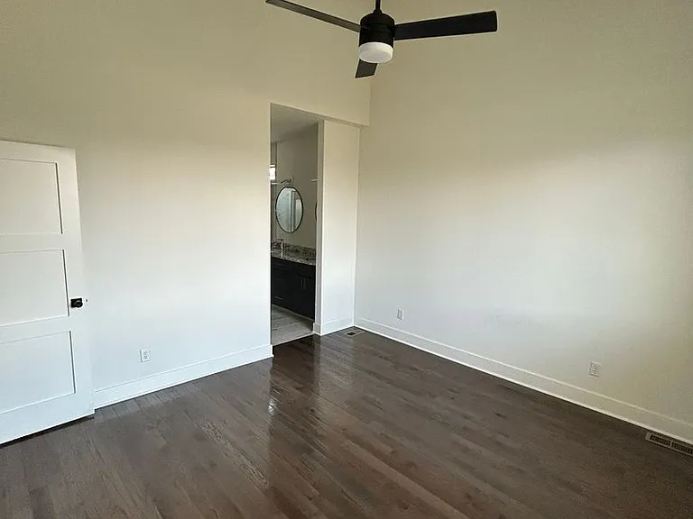 109-111 Oakwood Ct — Photo 12