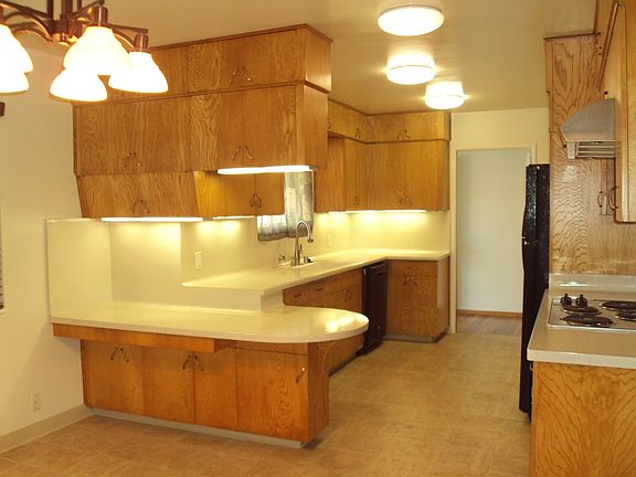 eating area view into kitchen