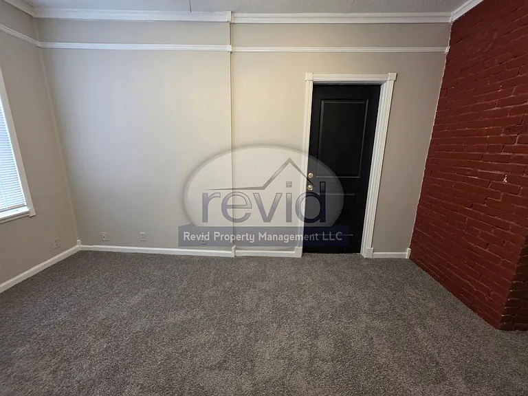 85 Evergreen — Photo 14