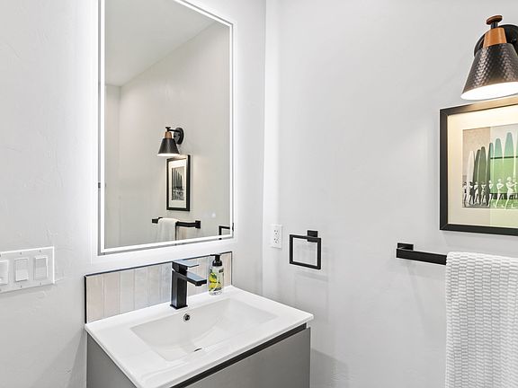 4th image of 602 Venezia Ave #C