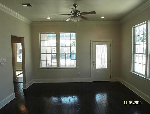 5th image of 2701 Acacia St