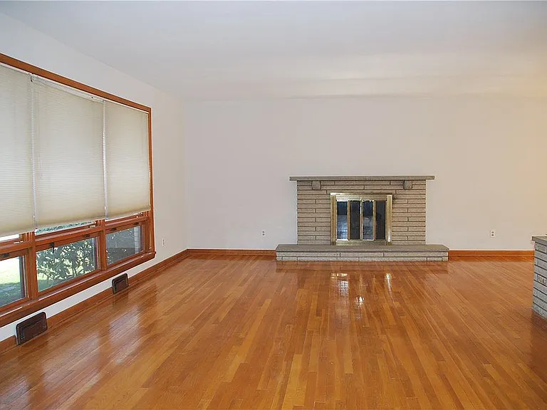 13 Carleton Dr — Photo 2