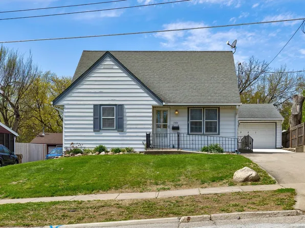 7301 Oliver Smith Dr, Urbandale, IA 50322