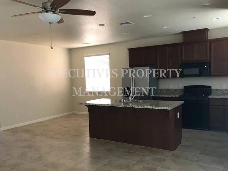 1470 Woodbury Ct — Photo 3
