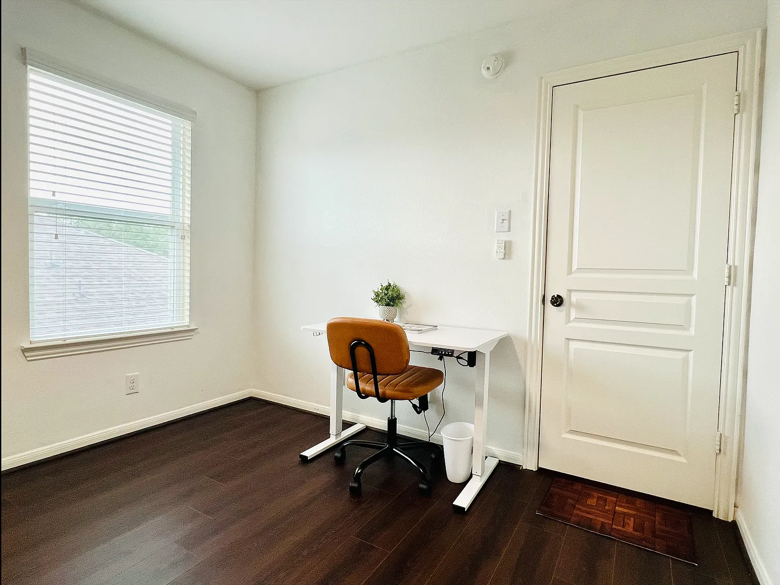 4 bed, 2.5 bath, 2700 sqft, $850 — Photo 3