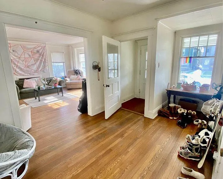 2824 N Maryland Ave — Photo 3