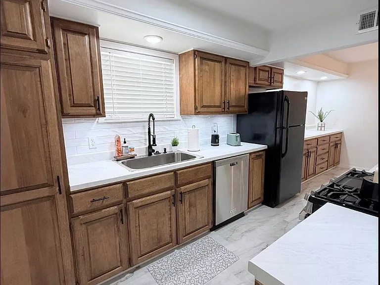 2216 Crestwood Dr — Photo 15