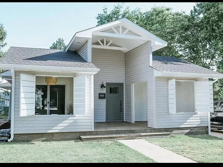 1904 W Park Pl — Photo 1