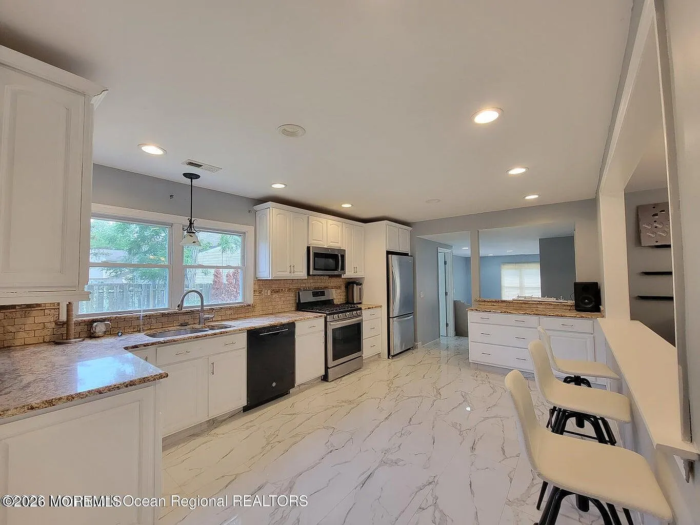 3 bed, $2,350 — Photo 2