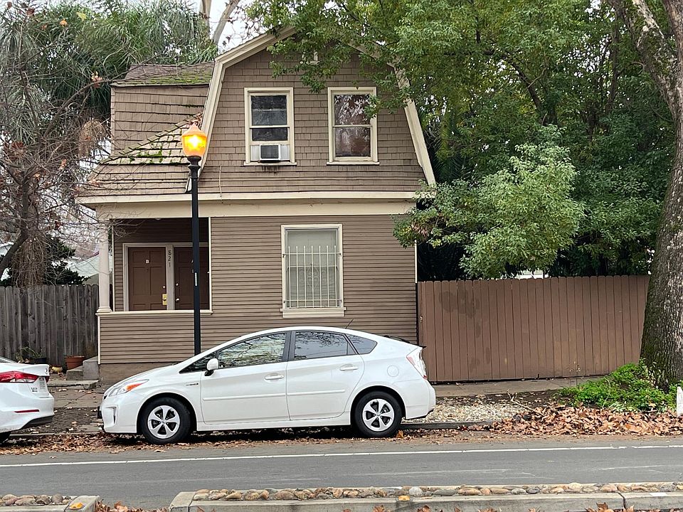 1913 duplex. Upper unit available