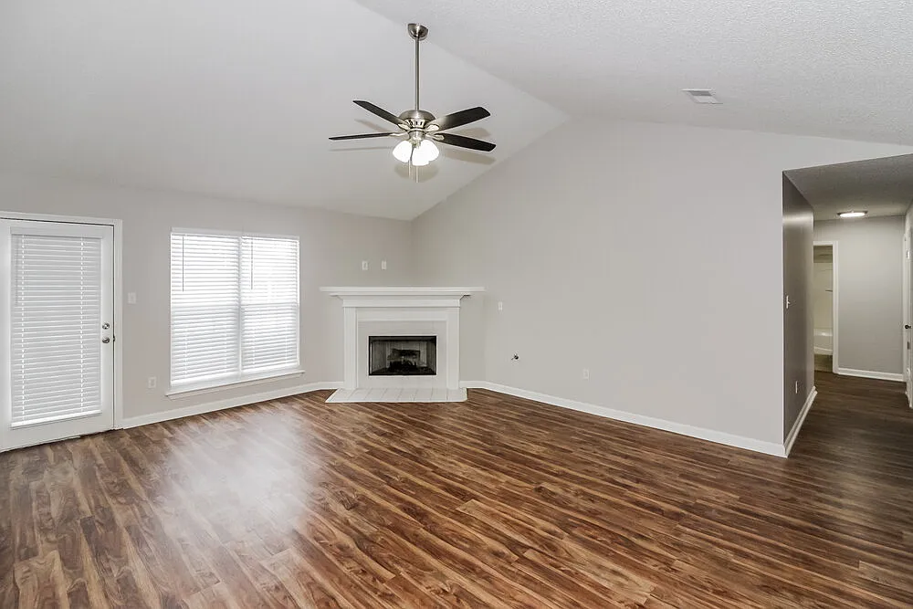 4 bed, 2.0 bath, 1929 sqft, $2,070 — Photo 4