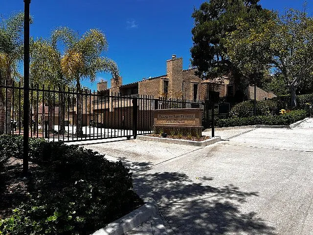 2204 Plaza De Las Flores — Photo 2