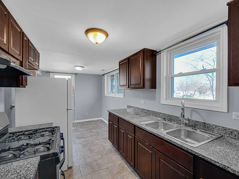 548 Regent Rd — Photo 12