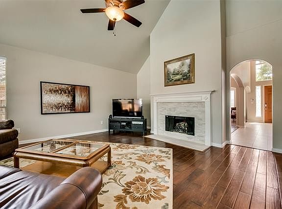 5th image of 817 Crestfield Dr