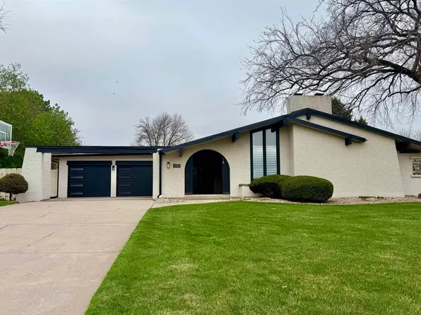 1741 Highland Dr, Hastings, NE 68901