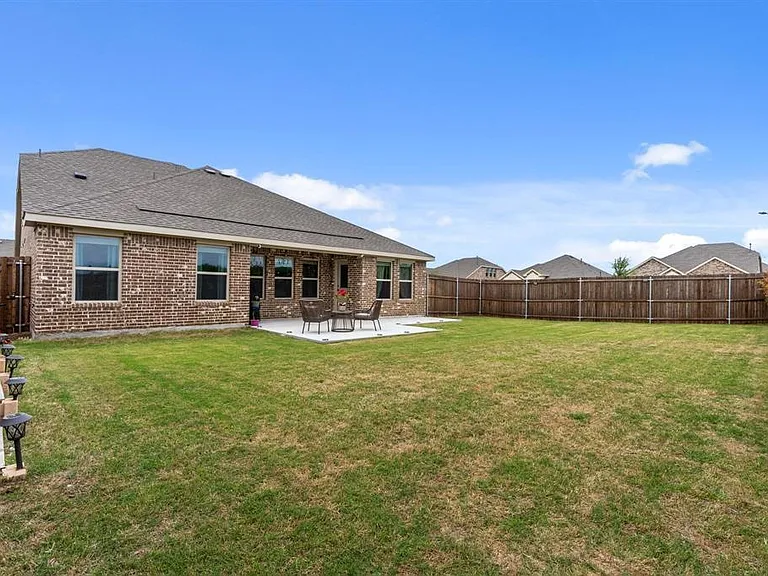 671 Farmstead Dr — Photo 3