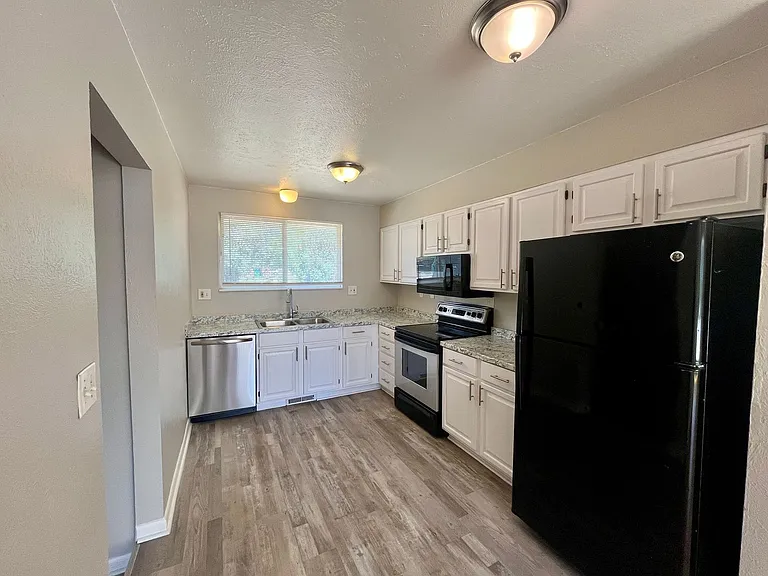 ** Move in Special** Spacious 3 bedroom, 1 bath Lakewood duplex with fenced in backyard available! — Photo 10