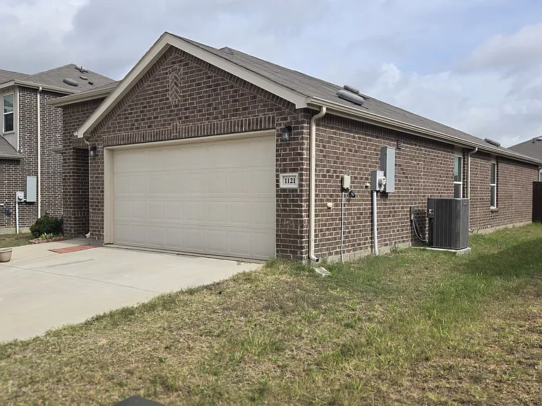1121 Waggoner Dr — Photo 3