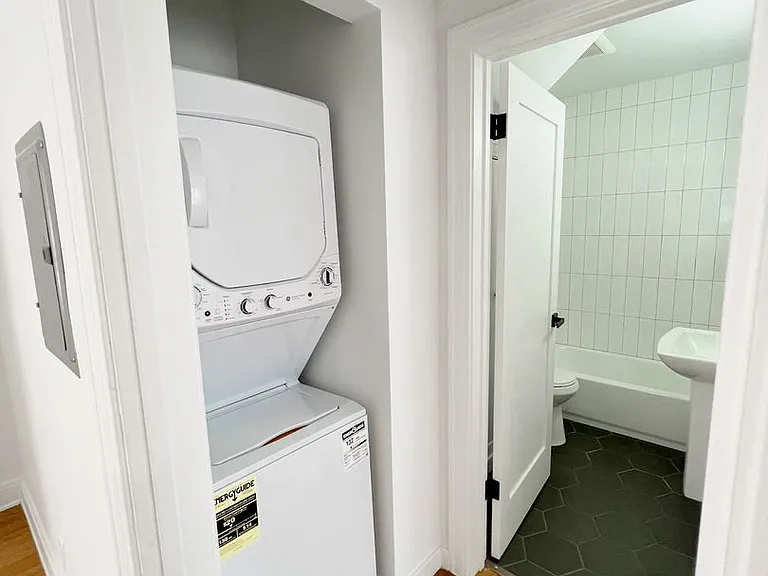 552 S Oakland Ave — Photo 3