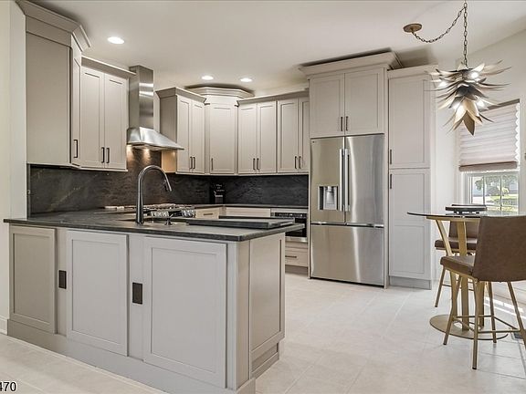 3rd image of 9 Rockhall Ct