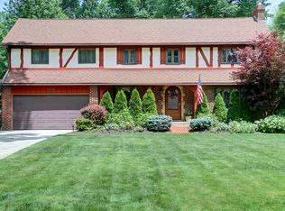 28300 Lincoln Rd, Bay Village, OH 44140